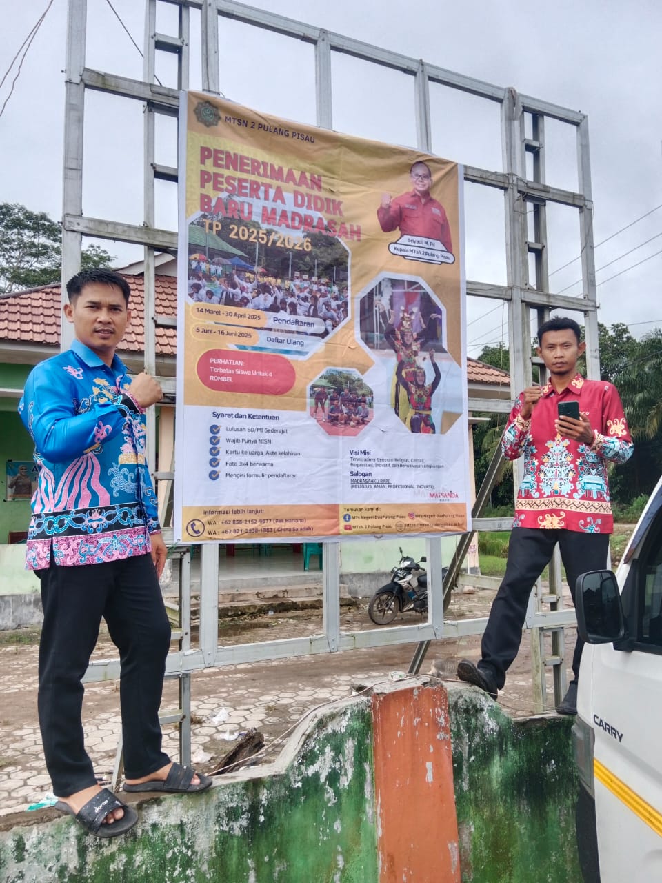 PEMASANGAN SPANDUK DAN PEMBAGIAN BROSUR