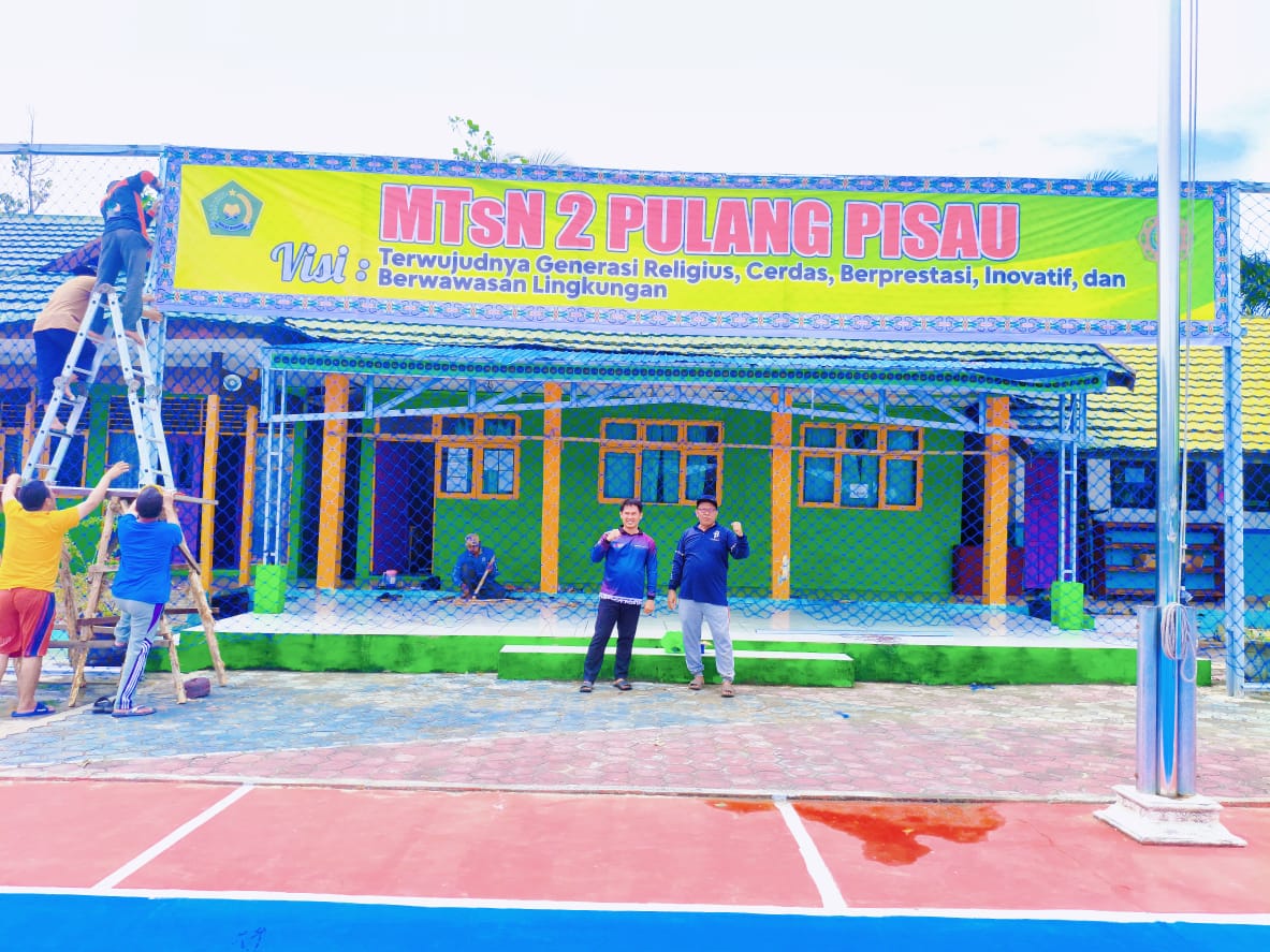 PASANG SPANDUK VISI MTSN 2 PULANG PISAU