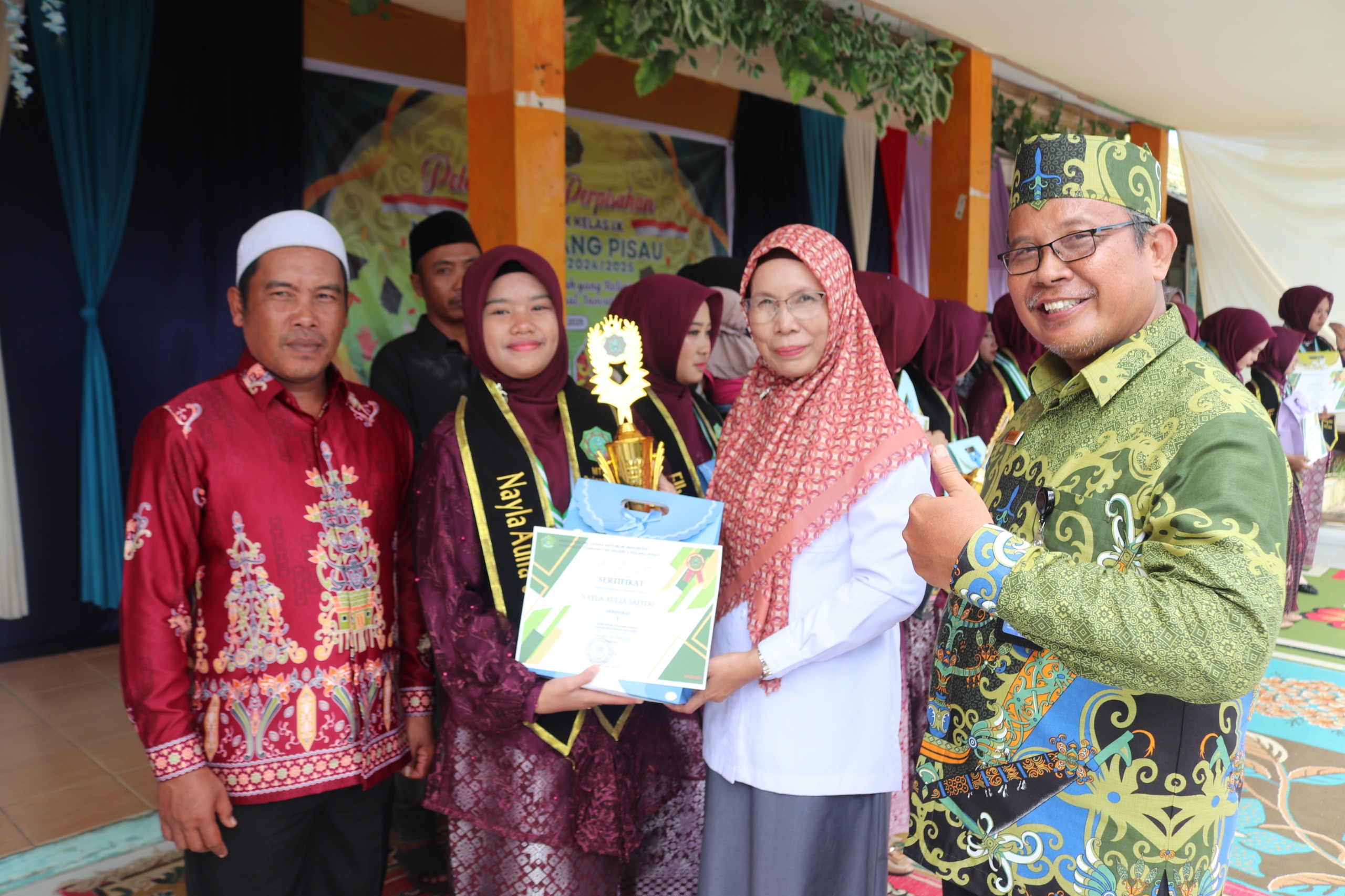 MTSN 2 PULANG PISAU GELAR PERPISAHAN SISWA KELAS IX