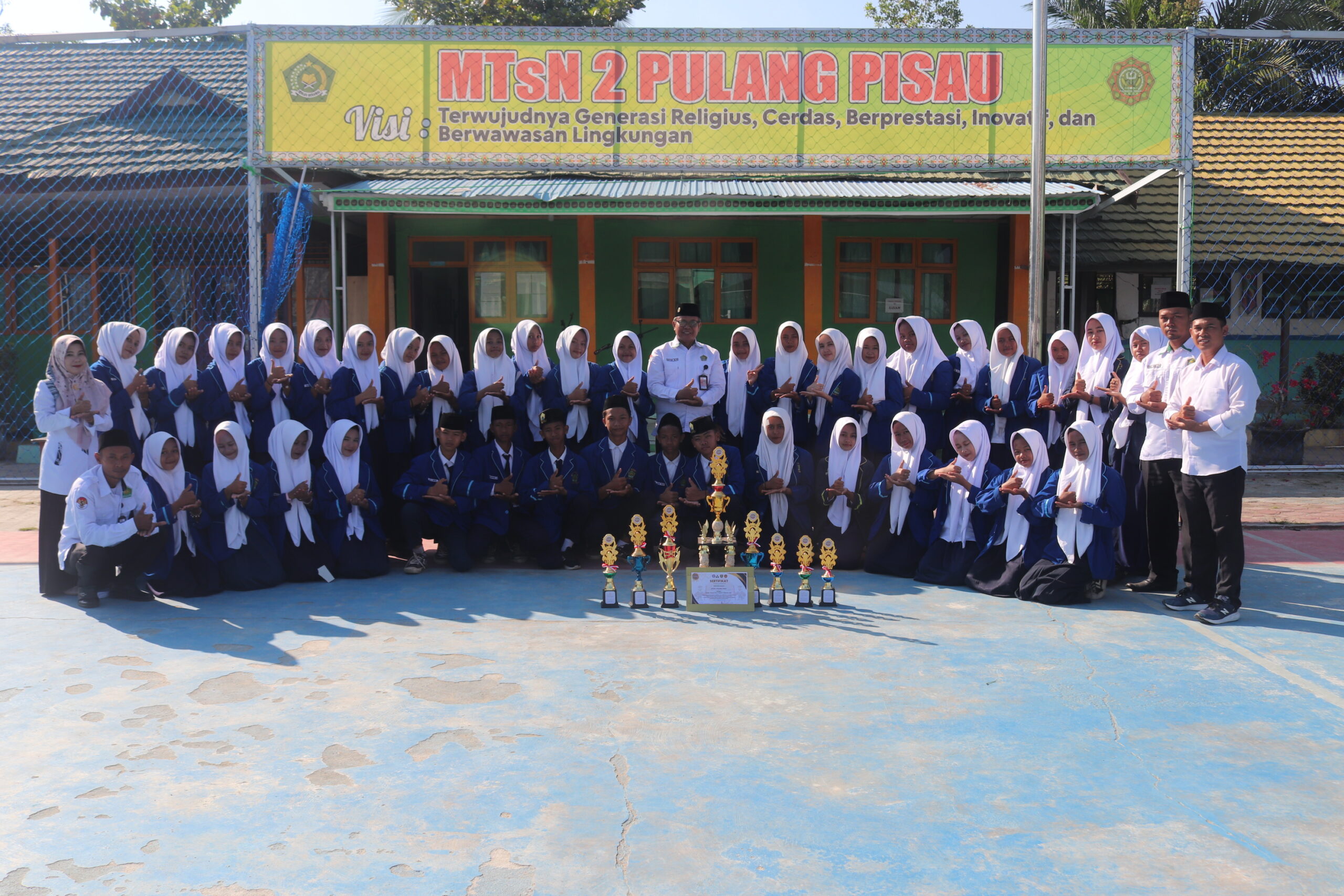 PENYERAHAN PIALA KEPADA KEPALA MADRASAH