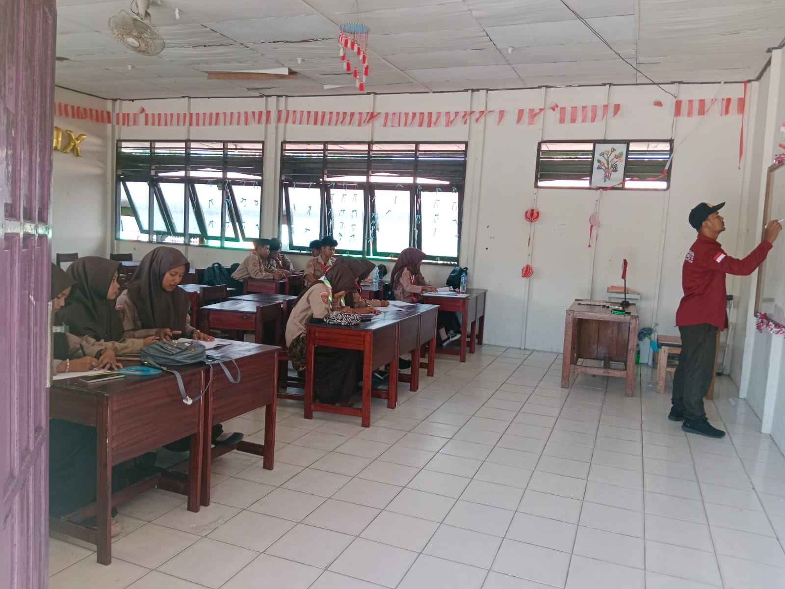 Pramuka MTsN 2 Pulang Pisau Belajar Materi Sandi Kotak, Tingkatkan Kemampuan Komunikasi dan Kerja Sama