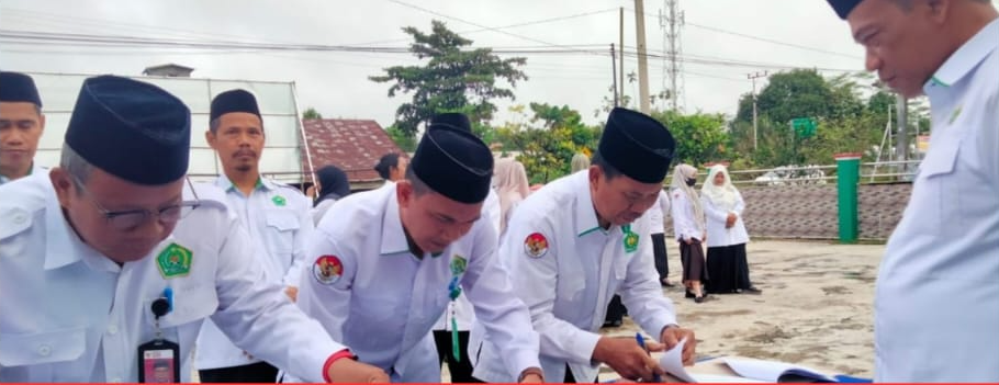 Kepala MTsN 2 Pulang Pisau Teken Pakta Integritas Sebagai Wujud Nyata Komitmen Moral dan Profesional di Kankemenag Pulang Pisau